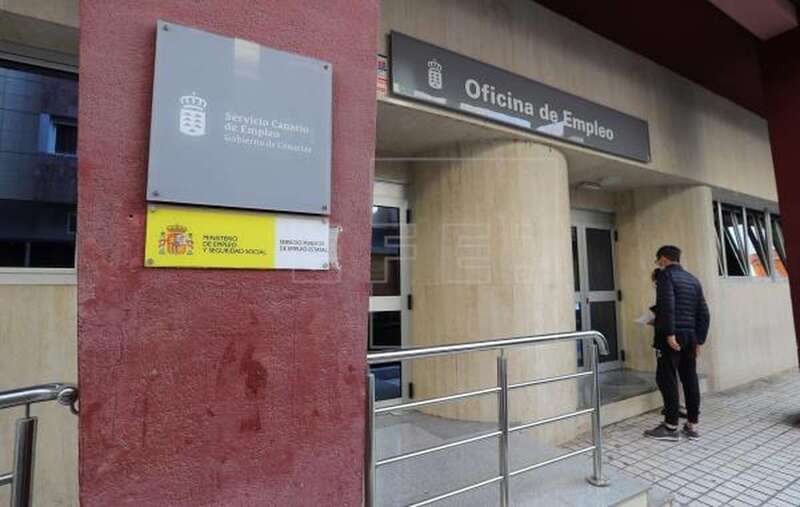 Imagen de archivo de una oficina de empleo en Las Palmas de Gran Canaria / EFE Elvira Urquijo A.